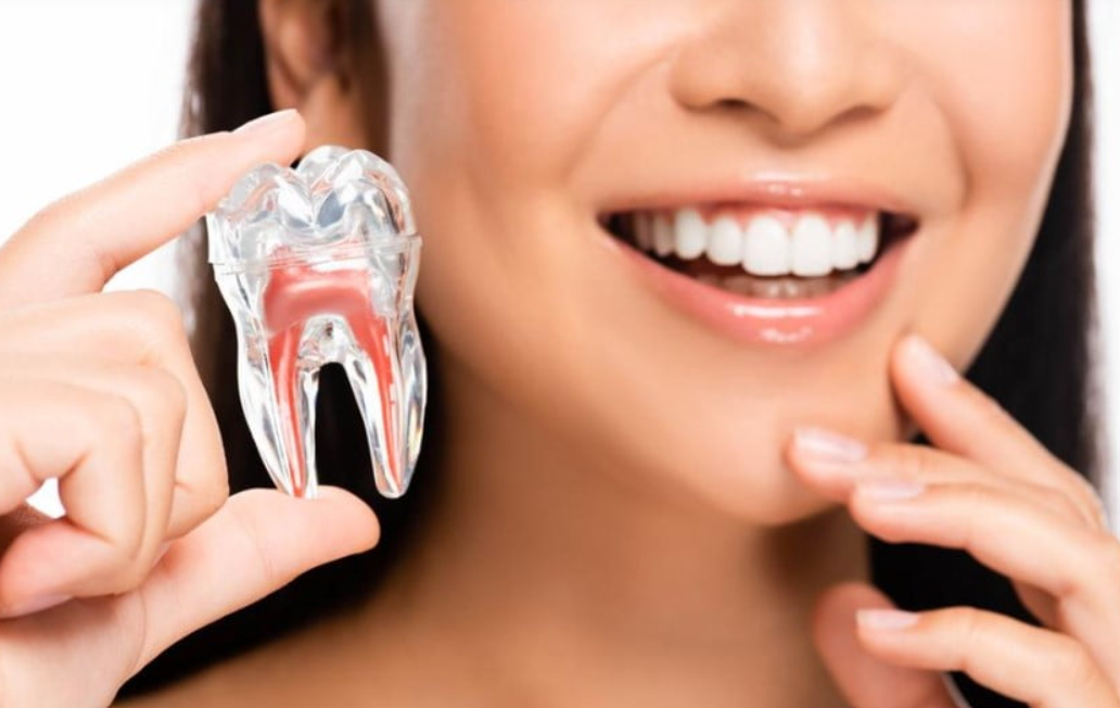 How does a single tooth denture stay in?